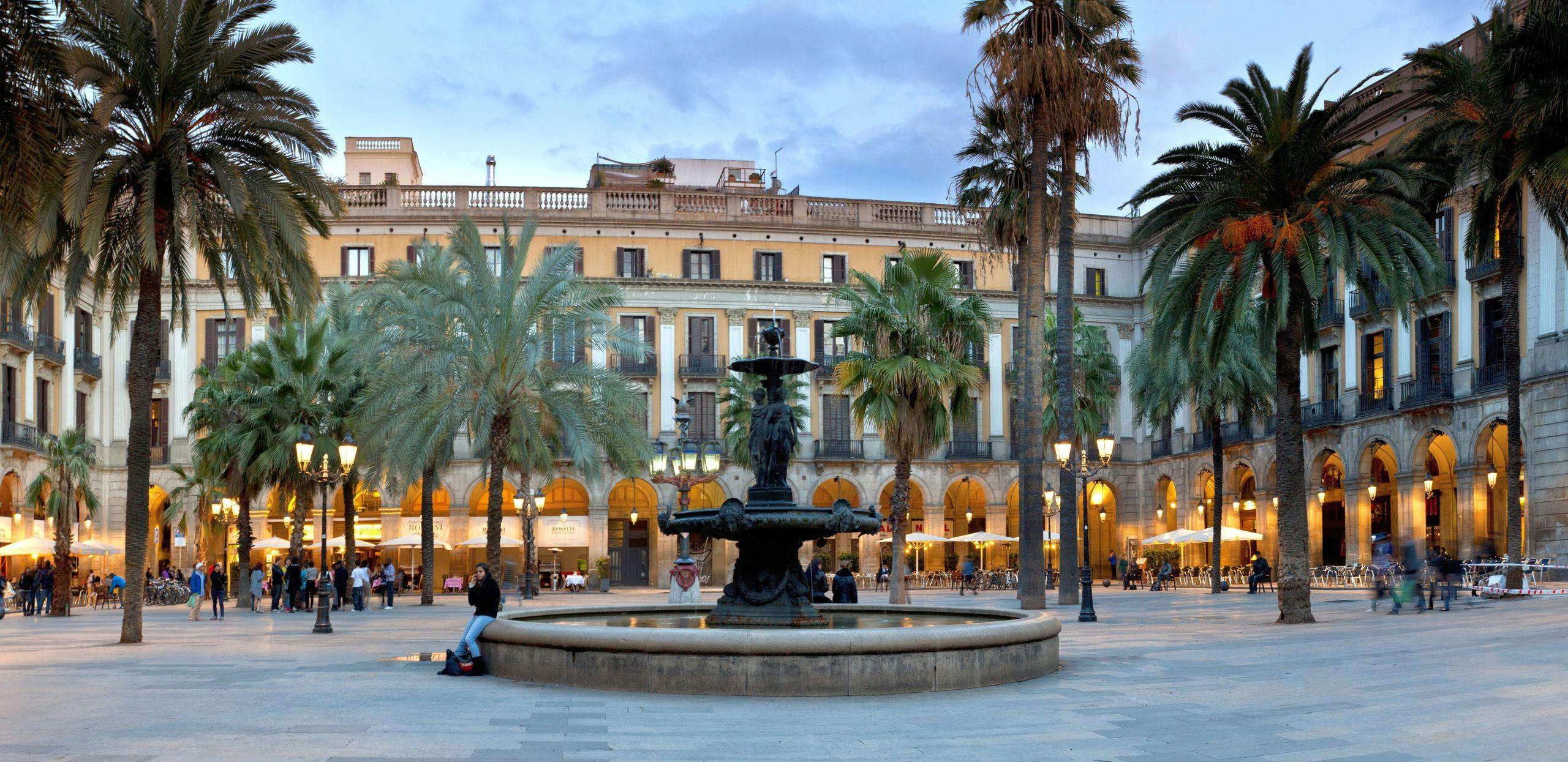 Besøk Plaça Reial: Plaça Reial